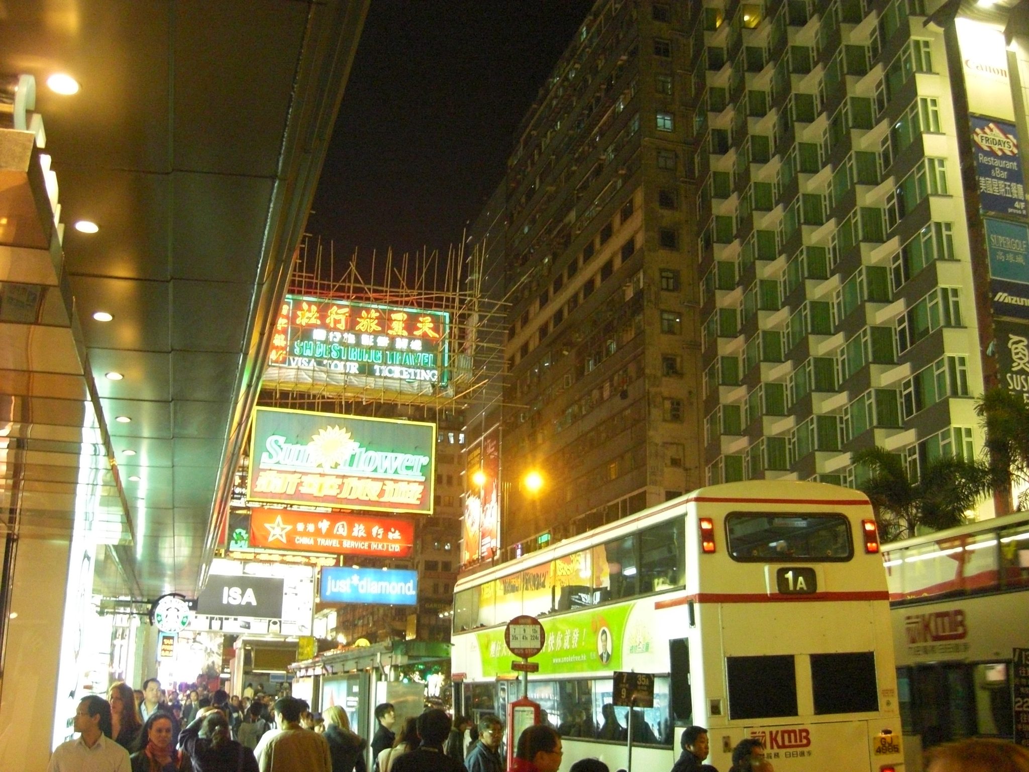 「【重慶マンション】アジアンカオスな香港の迷宮の魅力を紹介！」のアイキャッチ画像