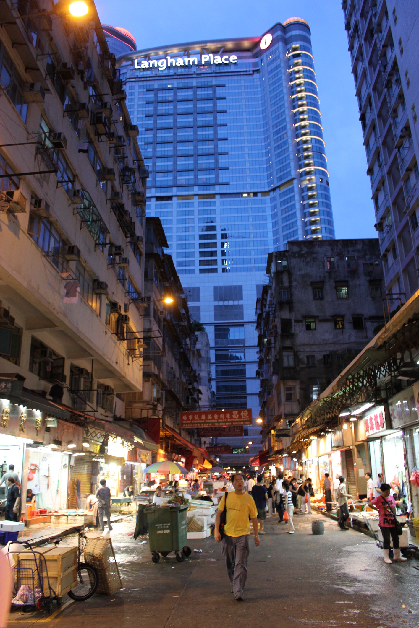 「東洋の魔都・サイバーパンク香港のアジアンカオスな建物の魅力」のアイキャッチ画像